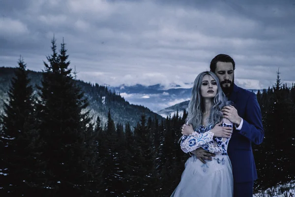 Mooie bruid en bruidegom in wintersneeuw op de berg — Stockfoto