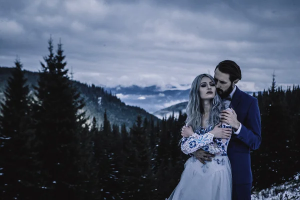 Bella sposa e sposo in inverno neve sulla montagna — Foto Stock