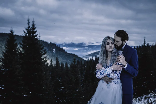 Bella sposa e sposo in inverno neve sulla montagna — Foto Stock