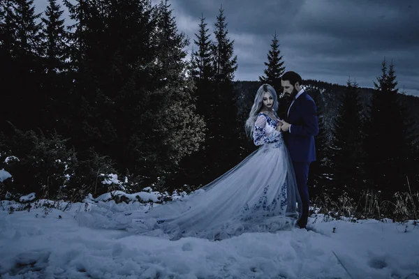 Krásná nevěsta a ženich v zimě sníh na horských — Stock fotografie