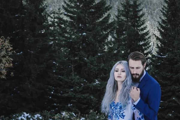 Lovely bride and groom in winter snow on mountain — Stock Photo, Image