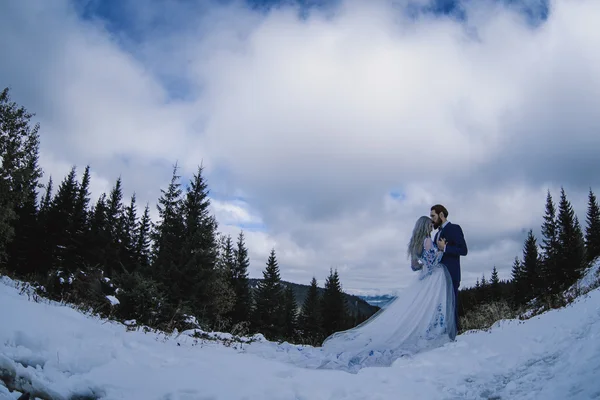 Belle mariée et marié dans la neige d'hiver sur la montagne — Photo