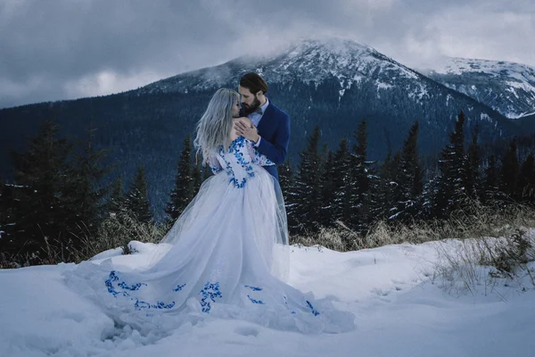 Linda noiva e noivo no inverno neve na montanha — Fotografia de Stock