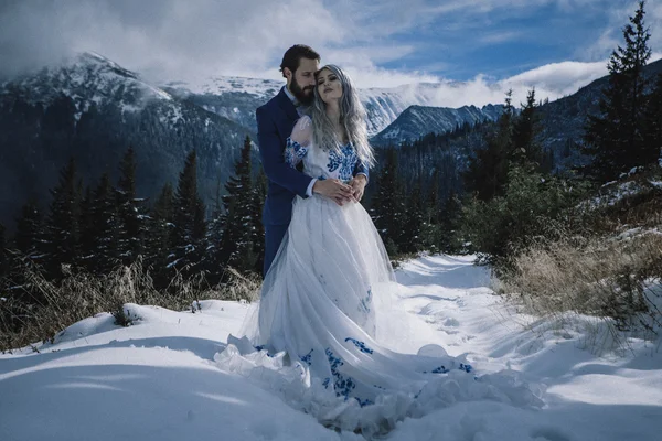 Belle mariée et marié dans la neige d'hiver sur la montagne — Photo