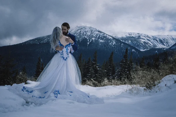 Linda noiva e noivo no inverno neve na montanha — Fotografia de Stock