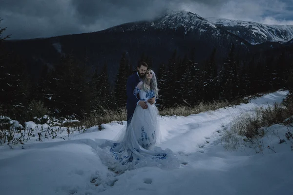 Linda noiva e noivo no inverno neve na montanha — Fotografia de Stock