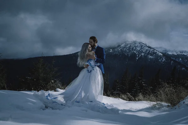 Linda noiva e noivo no inverno neve na montanha — Fotografia de Stock