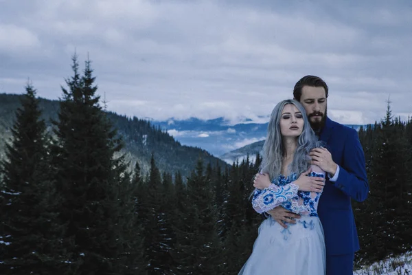 Linda noiva e noivo no inverno neve na montanha — Fotografia de Stock