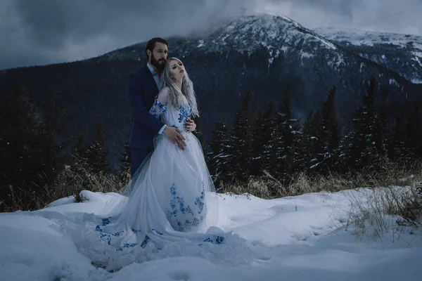 Linda noiva e noivo no inverno neve na montanha — Fotografia de Stock