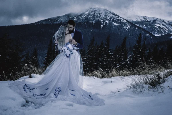 Linda noiva e noivo no inverno neve na montanha — Fotografia de Stock