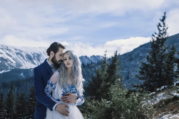 Güzel gelin ve damat Dağı'nda kış karda — Stok fotoğraf