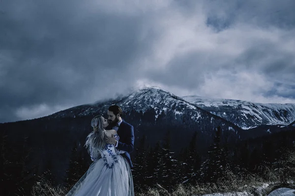 Linda noiva e noivo no inverno neve na montanha — Fotografia de Stock