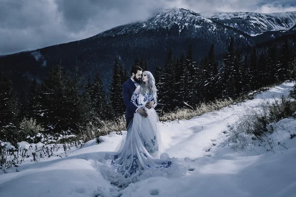 Linda noiva e noivo no inverno neve na montanha — Fotografia de Stock