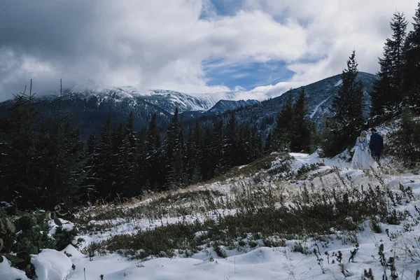 Linda noiva e noivo no inverno neve na montanha — Fotografia de Stock