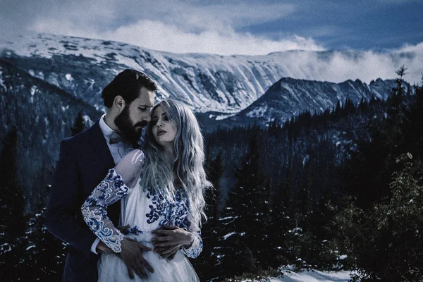 Bella sposa e sposo in inverno neve sulla montagna — Foto Stock