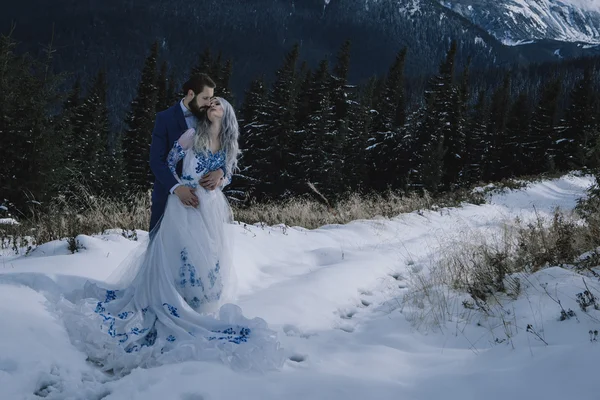 Linda noiva e noivo no inverno neve na montanha — Fotografia de Stock