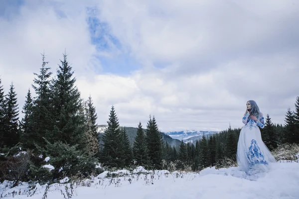 Красива наречена в снігових горах — стокове фото
