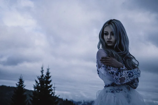 Beautiful bride in snow mountains — Stock Photo, Image