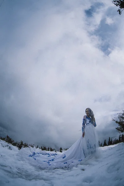Havas hegyek gyönyörű menyasszony — Stock Fotó