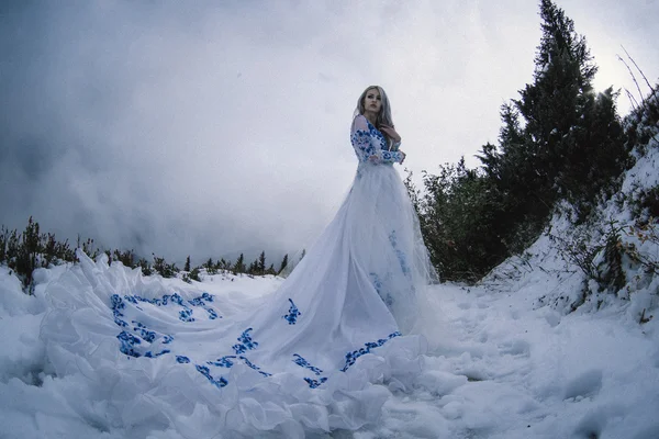 Bella sposa in montagne di neve — Foto Stock