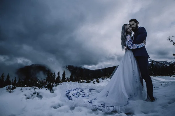 Linda noiva e noivo no inverno neve na montanha — Fotografia de Stock