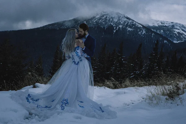 Belle mariée et marié dans la neige d'hiver sur la montagne — Photo