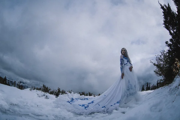 Hermosa novia en montañas de nieve — Foto de Stock