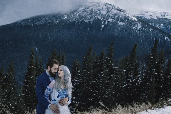 Bella sposa e sposo in inverno neve sulla montagna — Foto Stock