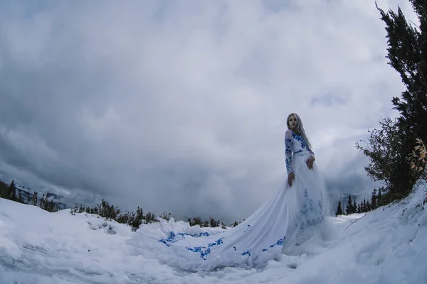 Hermosa novia en montañas de nieve —  Fotos de Stock