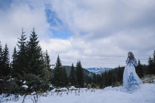 Bela noiva em montanhas de neve — Fotografia de Stock