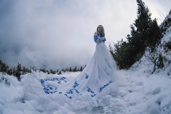 Bela noiva em montanhas de neve — Fotografia de Stock