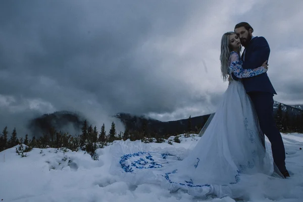 Linda noiva e noivo no inverno neve na montanha — Fotografia de Stock