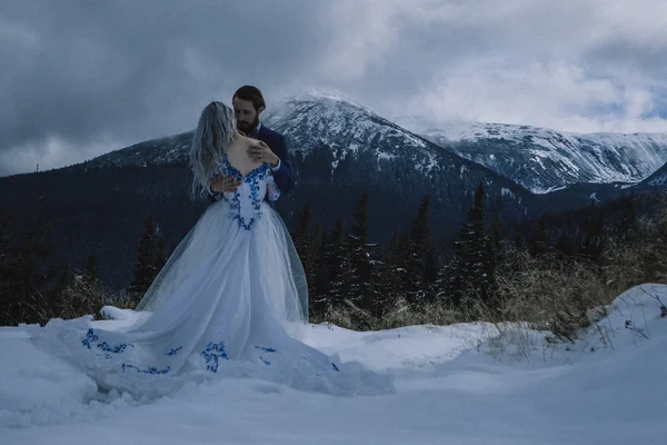 可爱的新娘和新郎在山上的冬天雪 — 图库照片