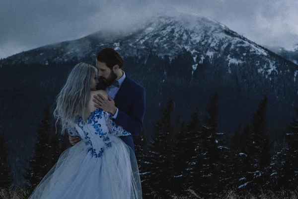 Bella sposa e sposo in inverno neve sulla montagna — Foto Stock