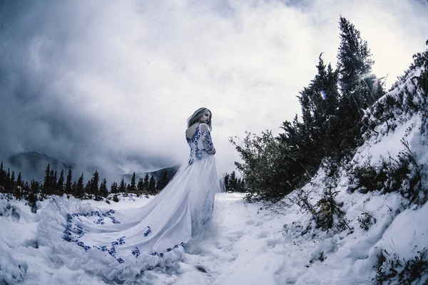 Beautiful bride in snow mountains — Stock Photo, Image