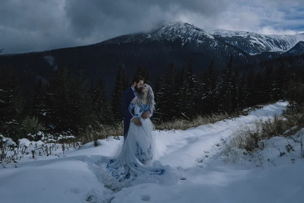 Szép menyasszony és a vőlegény, téli havas hegyen — Stock Fotó