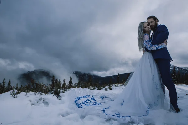 Linda noiva e noivo no inverno neve na montanha — Fotografia de Stock