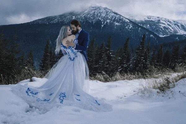 Belle mariée et marié dans la neige d'hiver sur la montagne — Photo