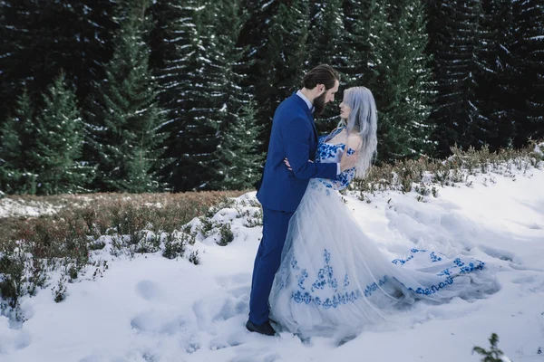 Linda noiva e noivo no inverno neve na montanha — Fotografia de Stock