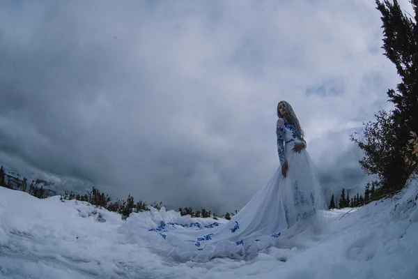 Красива наречена в снігових горах — стокове фото