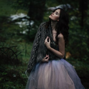 Orman içinde güzel romantik kadın portresi