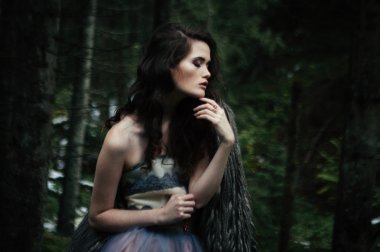 Orman içinde güzel romantik kadın portresi