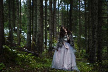 Orman içinde güzel romantik kadın portresi