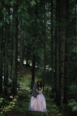 Orman içinde güzel romantik kadın portresi