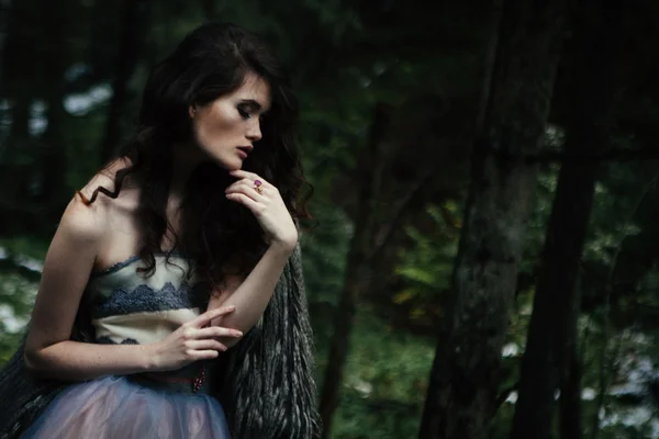 Porträtt av romantiska kvinnan i vacker klänning i skogen — Stockfoto