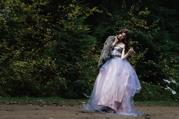 숲에서 아름 다운 드레스에 로맨틱 여자의 초상화 — 스톡 사진