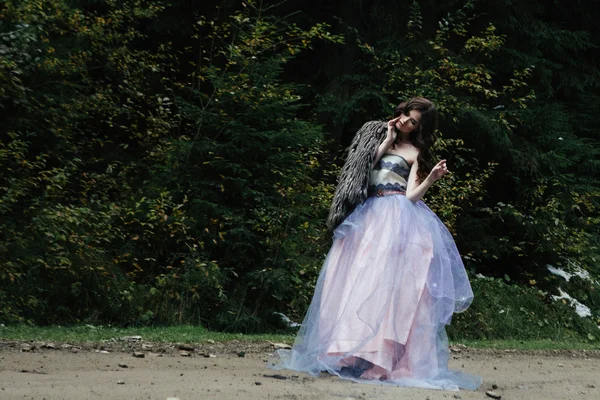 Retrato de mulher romântica em belo vestido na floresta — Fotografia de Stock