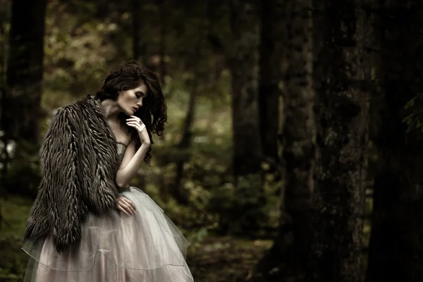 Porträt einer romantischen Frau im schönen Kleid im Wald — Stockfoto