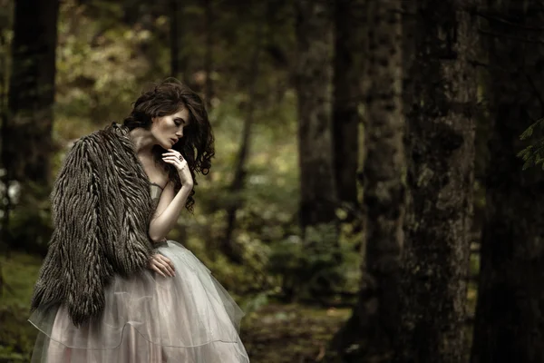 Orman içinde güzel romantik kadın portresi