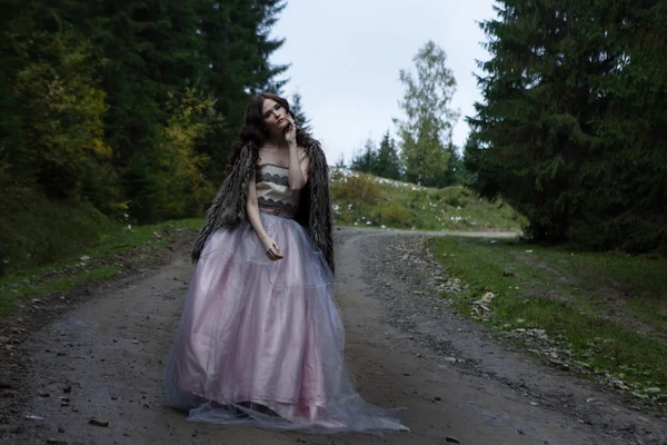 Retrato de mulher romântica em belo vestido na floresta — Fotografia de Stock